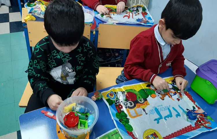 تلفیق ریاضی با خمیربازی در جهت تثبیت مبحث اعداد و تقویت مهارت دست ورزی در کلاس شاپرک 5