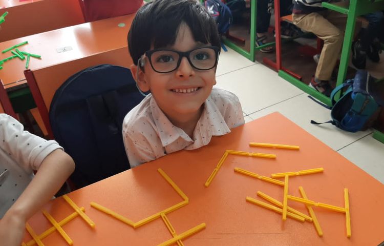 : تلفیق علوم و ریاضی(آشنایی با حیوانات اهلی و وحشی و اشکال هندسی)،پیروی از دستورات 3