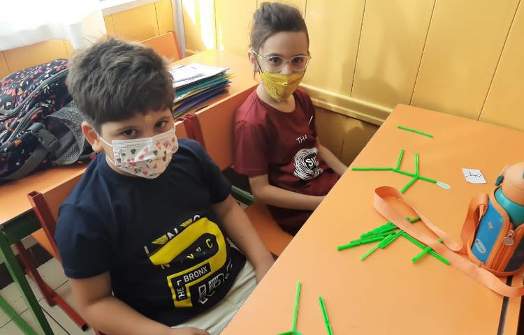 : تلفیق علوم و ریاضی(آشنایی با حیوانات اهلی و وحشی و اشکال هندسی)،پیروی از دستورات 4