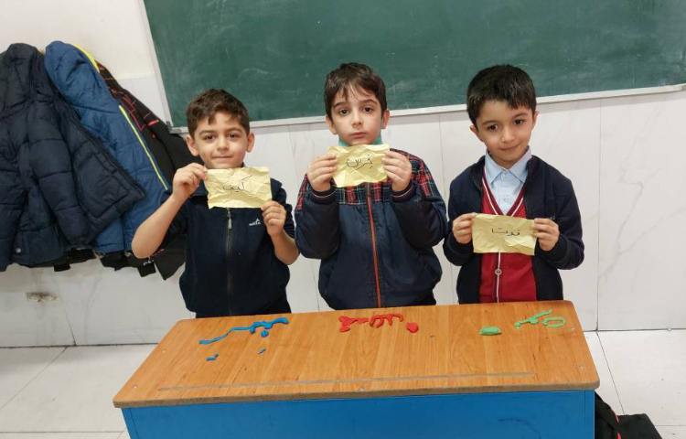 تلفیق فارسی و دست‌ورزی بازی با کلمات درکلاس انجام شد. 1