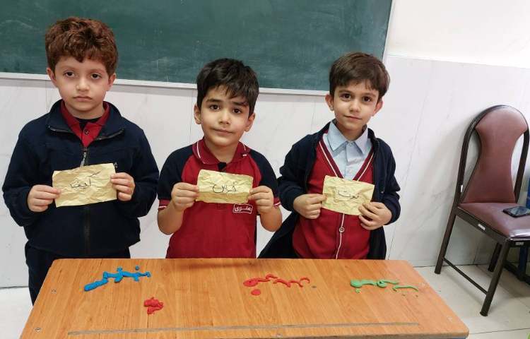تلفیق فارسی و دست‌ورزی بازی با کلمات درکلاس انجام شد. 2