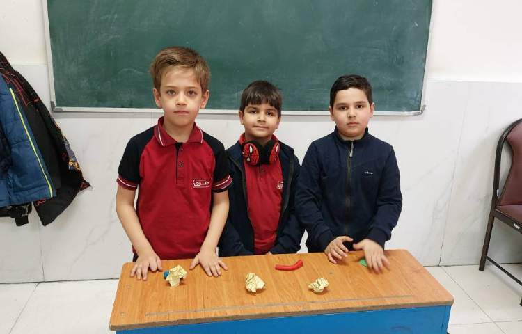 تلفیق فارسی و دست‌ورزی بازی با کلمات درکلاس انجام شد. 3