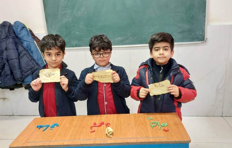 تلفیق فارسی و دست‌ورزی بازی با کلمات درکلاس انجام شد.