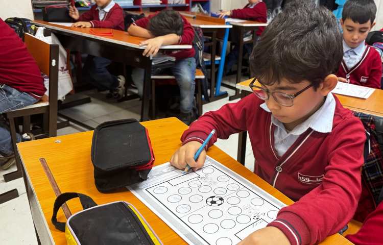 تلقیق املا و خط تقارن ریاضی (زمین فوتبالی) (2نفری حریف یکدیگر هستند)