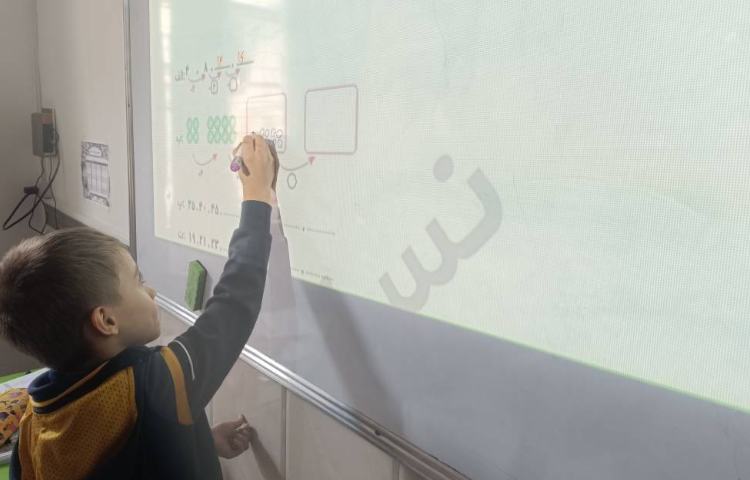تمرینات کتاب‌کار با مشارکت دانش‌آموزان انجام شد. 4