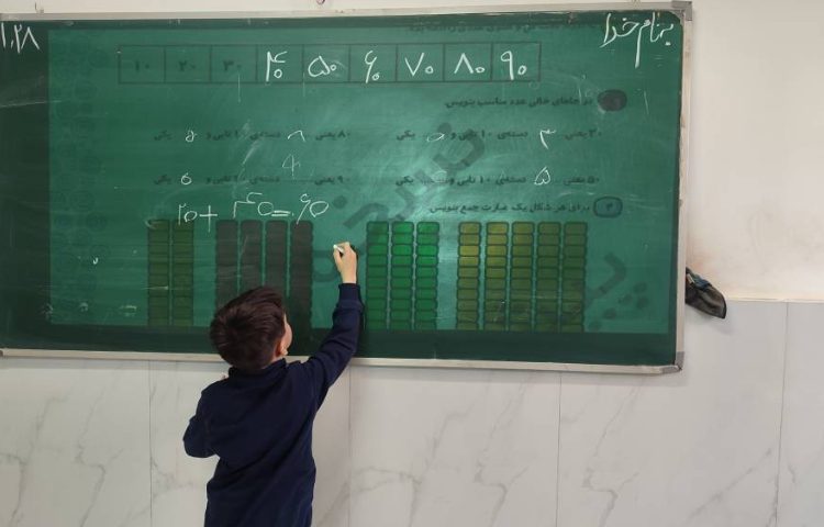 تمرینات کتاب کار ریاضی توسط دانش‌آموزان در کلاس تمرین و حل شد. 3