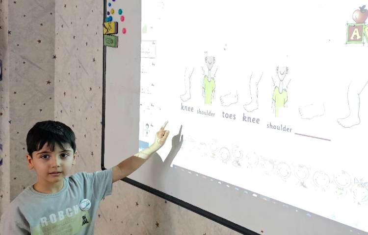 تمرین اعضای بدن با بازی و شعر head , shoulders knees 1