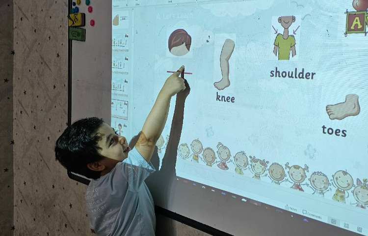 تمرین اعضای بدن با بازی و شعر head , shoulders knees 3