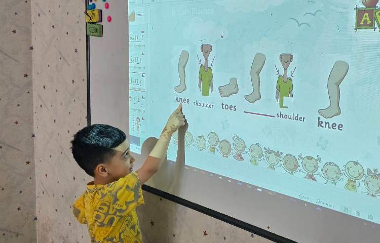 تمرین اعضای بدن با بازی و شعر head , shoulders knees 4