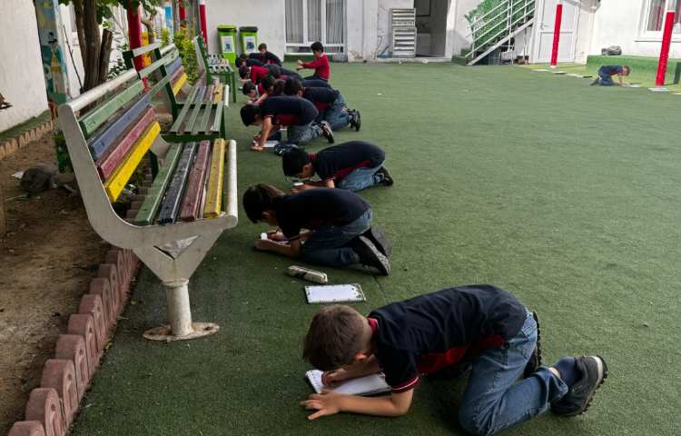 تمرین املا و روان‌خوانی سرعتی در حیاط مدرسه 2