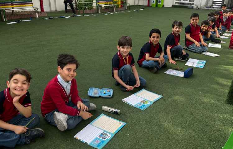 تمرین املا و روان‌خوانی سرعتی در حیاط مدرسه 3