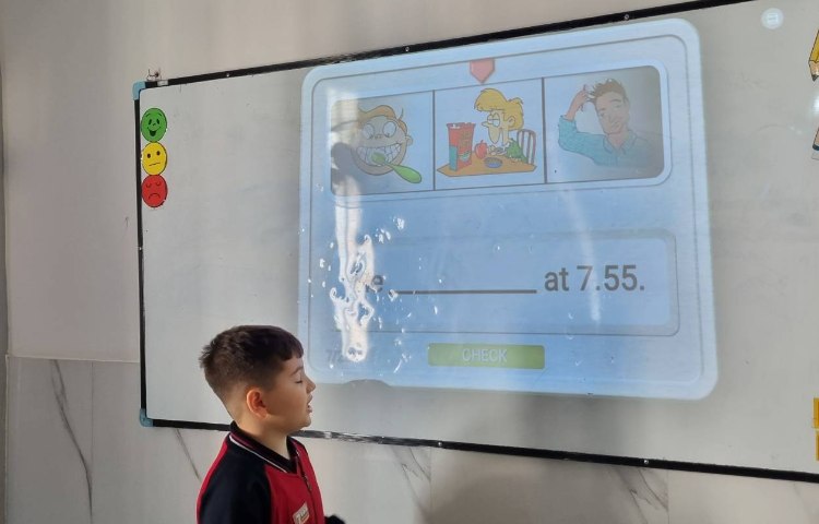 تمرین daily routine با ضمایر He/She 7