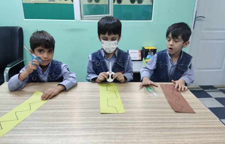 تمرین برش کاغذ جهت افزایش مهارت کار با قیچی 2