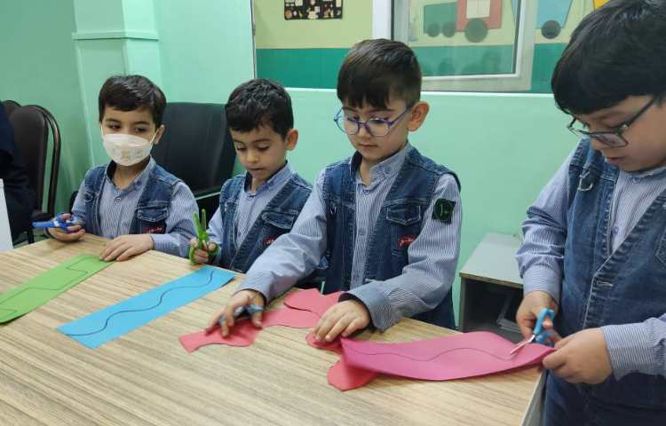 تمرین برش کاغذ جهت افزایش مهارت کار با قیچی 3