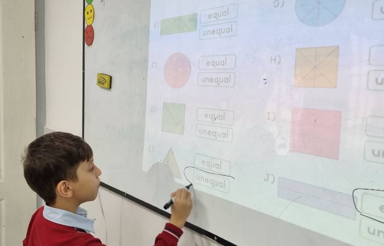 تمرین تقسیم اشکال به قسمت‌های مساوی-زنگ Math