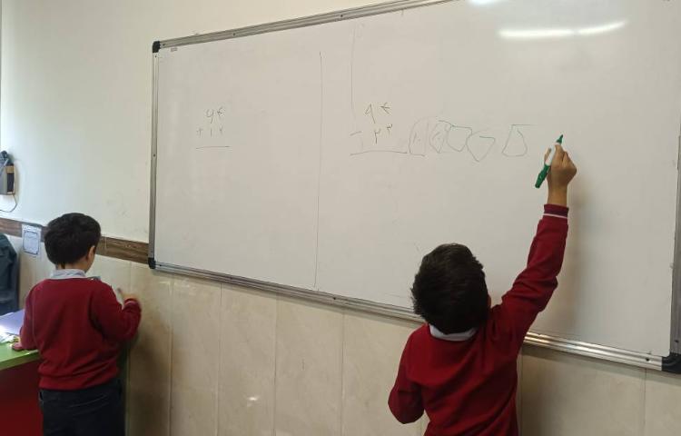 تمرین جمع و تفریق فرآیندی توسط دانش‌آموزان انجام شد. 3