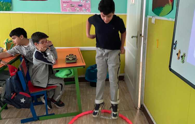 تمرین جملات مربوط به درس oy با استفاده از بازی 4