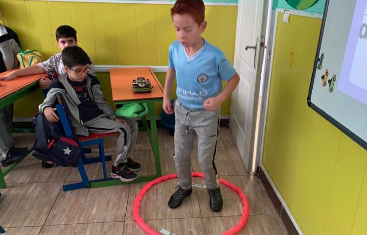 تمرین جملات مربوط به درس oy با استفاده از بازی 5