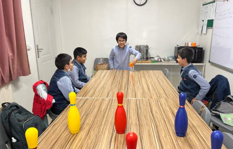 تمرین جمله سازی با ساختار must با بازی bowling 1