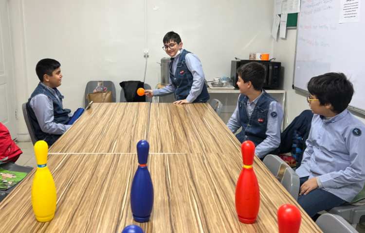 تمرین جمله سازی با ساختار must با بازی bowling