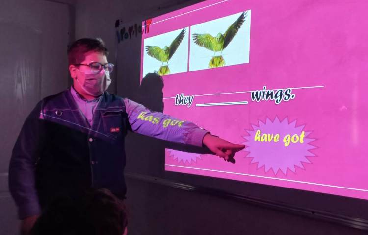 تمرین جمله سازی با have got/has got 1