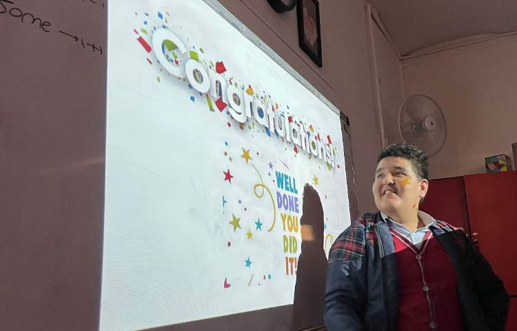 تمرین جمله‌سازی با There's/ There are 4