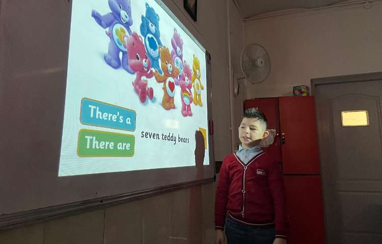 تمرین جمله‌سازی با There's/ There are 5