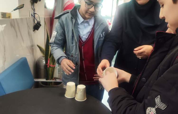 تمرین جمله سازی در زنگ تفریح توسط معلمین زبان 1