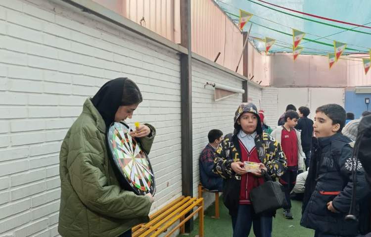 تمرین جمله سازی در زنگ تفریح توسط معلمین زبان 2