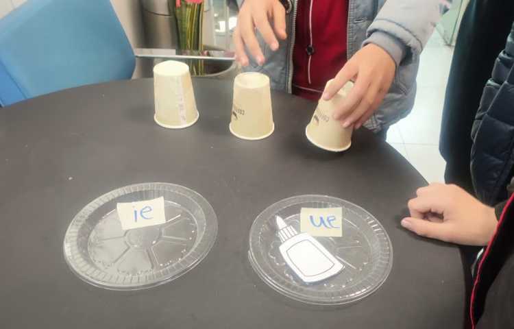 تمرین جمله سازی در زنگ تفریح توسط معلمین زبان 2