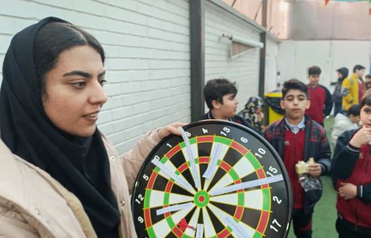 تمرین جمله سازی در زنگ تفریح توسط معلمین زبان 3