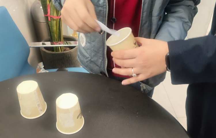 تمرین جمله سازی در زنگ تفریح توسط معلمین زبان 3