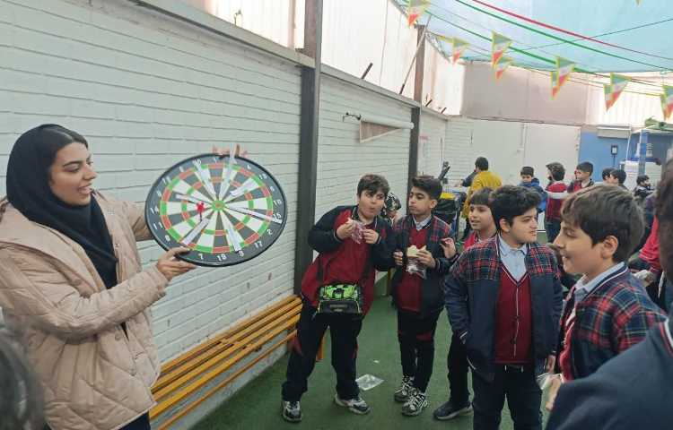 تمرین جمله سازی در زنگ تفریح توسط معلمین زبان 4