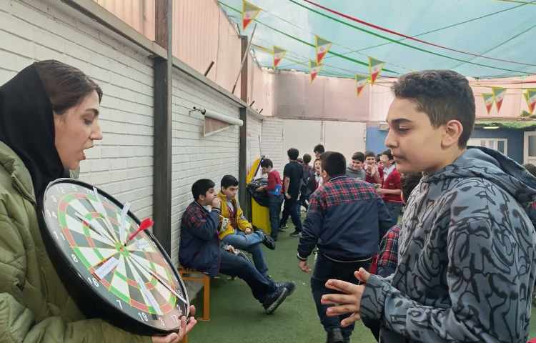 تمرین جمله سازی در زنگ تفریح توسط معلمین زبان