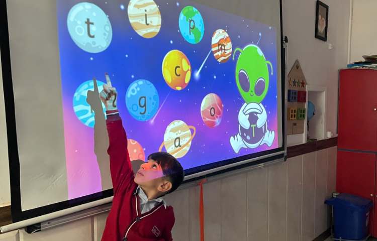 تمرین حروف Ss/ Aa/ Tt/ Ii با بازی پاورپوینتی 3