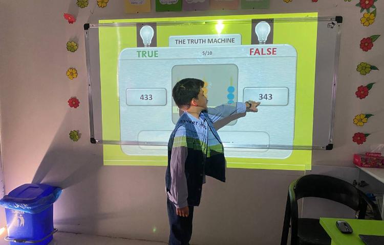 تمرین خواندن اعداد سه رقمی در کلاس Math 1