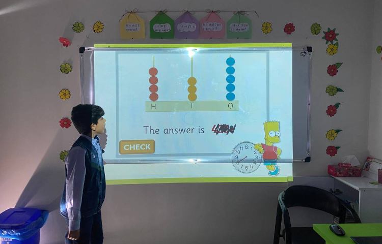 تمرین خواندن اعداد سه رقمی در کلاس Math 3