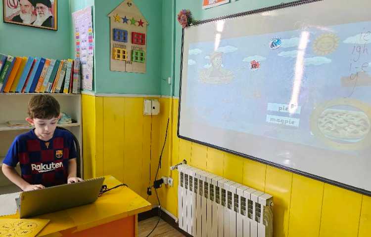 Phonics , تمرین خواندن و نوشتن کلمات و جملات با استفاده از بازی آنلاین و انجام کاردستی 3