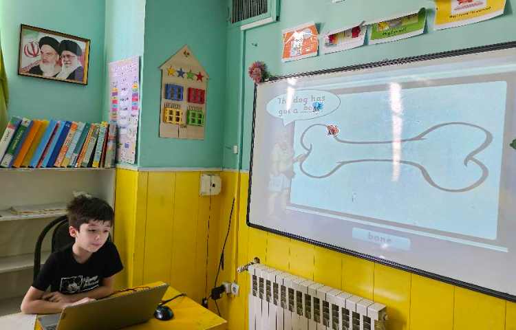 Phonics , تمرین خواندن و نوشتن کلمات و جملات با استفاده از بازی آنلاین و انجام کاردستی 4