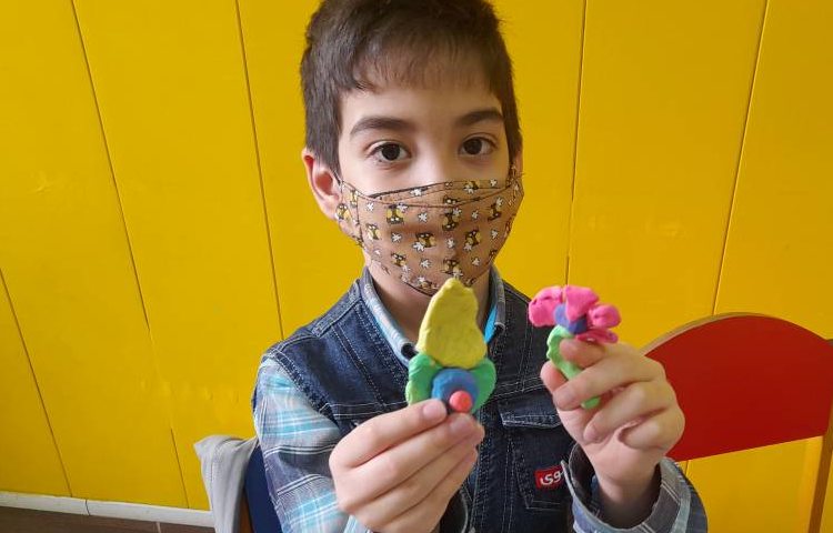 :تمرین دست ورزی با خمیر و گچ به انگلیسی