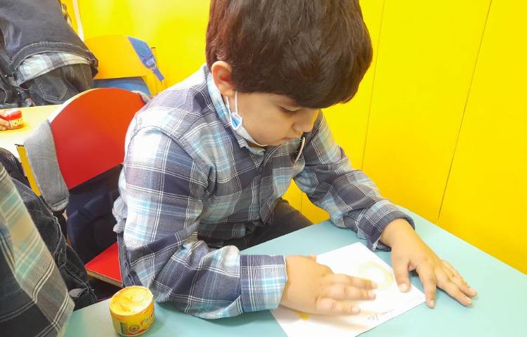 :تمرین دست ورزی با رنگ انگشتی به انگلیسی، کلاس بادبادک 1