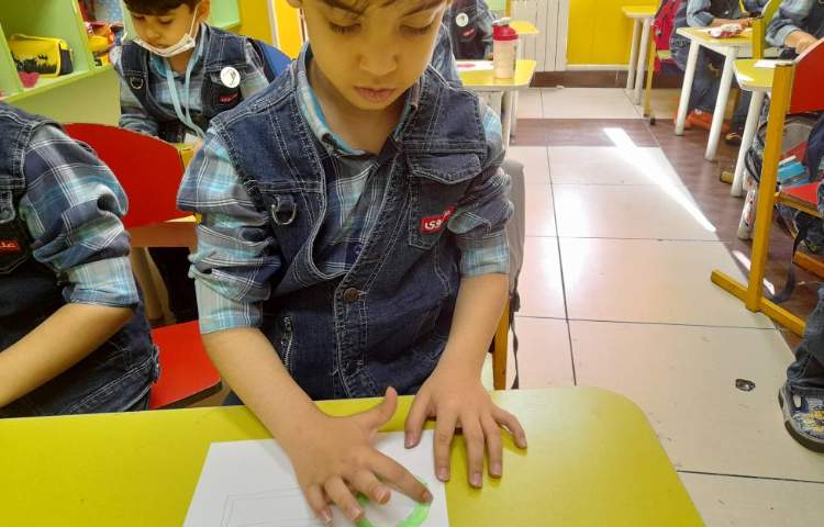 :تمرین دست ورزی با رنگ انگشتی به انگلیسی، کلاس بادبادک 3