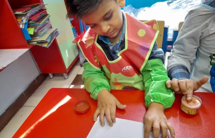 :تمرین دست ورزی با رنگ انگشتی به انگلیسی، کلاس شاپرک 1