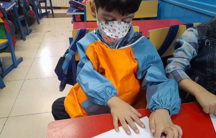 :تمرین دست ورزی با رنگ انگشتی به انگلیسی، کلاس شاپرک 2