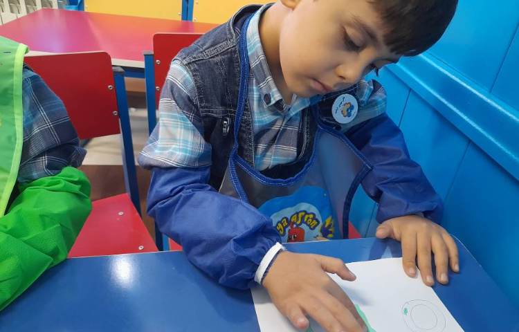 :تمرین دست ورزی با رنگ انگشتی به انگلیسی، کلاس شاپرک 3