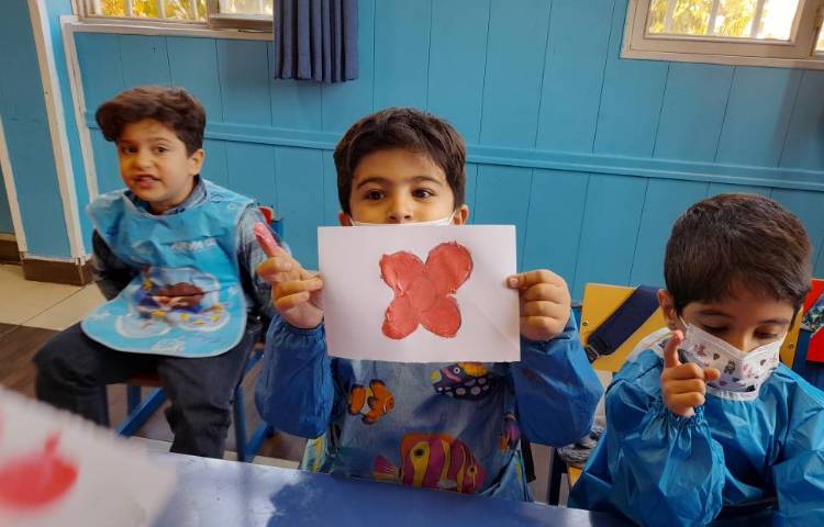 :تمرین دست ورزی با رنگ انگشتی به انگلیسی، کلاس قاصدک 1