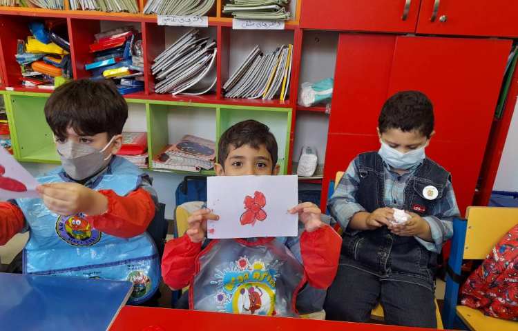 :تمرین دست ورزی با رنگ انگشتی به انگلیسی، کلاس قاصدک 3