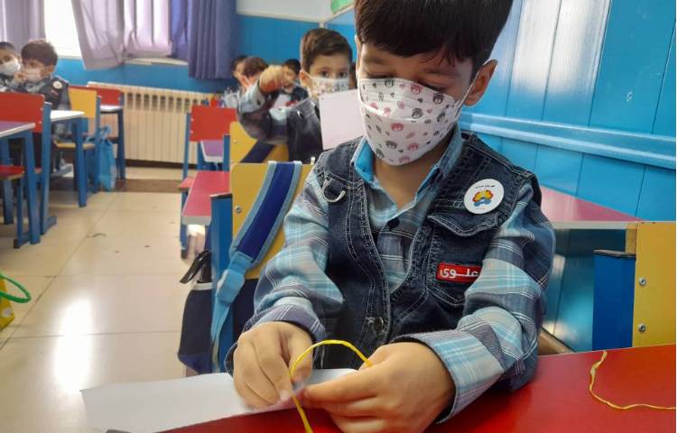 :تمرین دست ورزی با کاغذ و کاموا با شمارش اعداد به انگلیسی، کلاس شاپرک 1