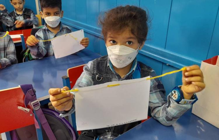 :تمرین دست ورزی با کاغذ و کاموا با شمارش اعداد به انگلیسی، کلاس شاپرک 3