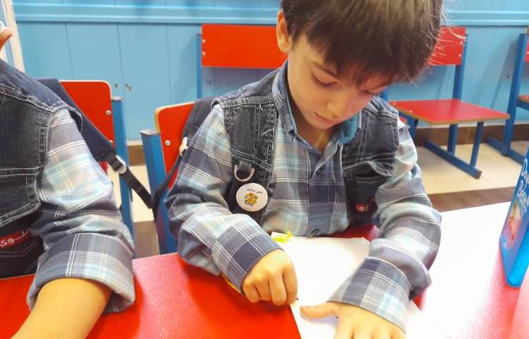 :تمرین دست ورزی با کاغذ و کاموا با شمارش اعداد به انگلیسی، کلاس قاصدک 1